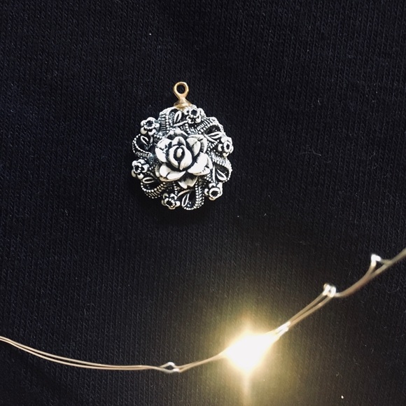 Rose charm! 🌹 - Picture 1 of 4